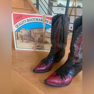 Justin brand boots ! Barely worn . Black and red . Size 9.5